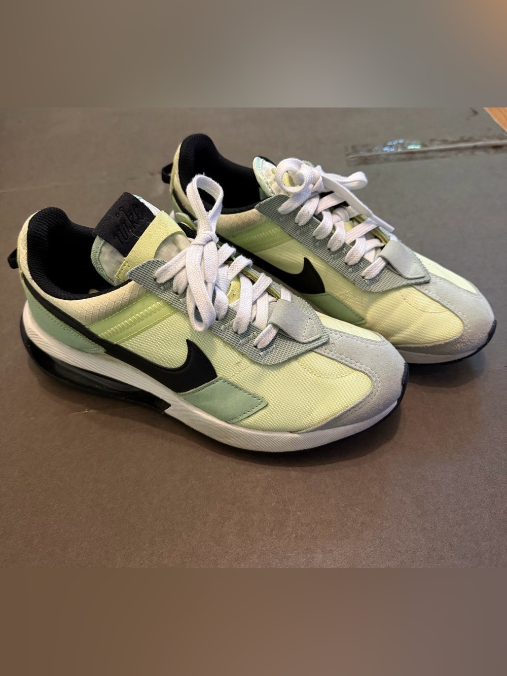 Nike Air Sz 7 running walking shoes women
